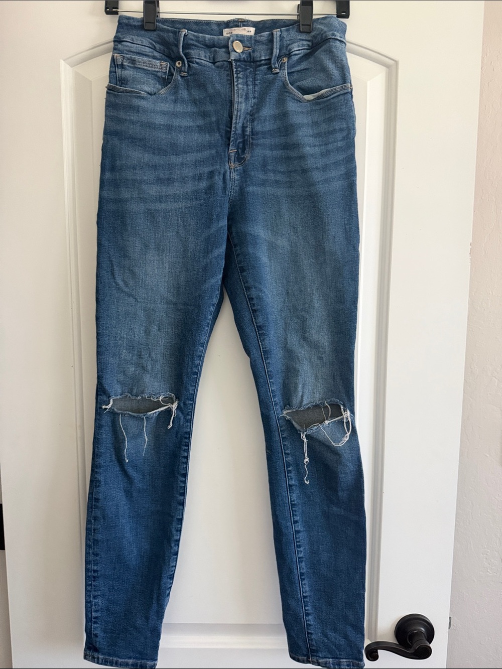 Good American Skinny Jeans in Blue with Knee Rips